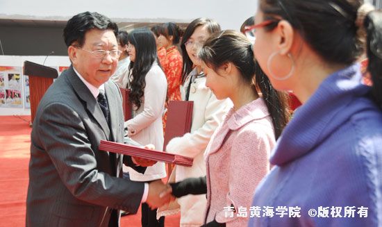 黃海學院島城自考生搖籃 12人獲雙學位 續寫島城高教文憑考試“八連冠”