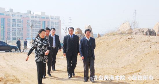 膠南市宣傳部部長佟海燕到黃海學院參觀考察