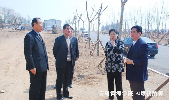 膠南市宣傳部部長佟海燕到黃海學院參觀考察