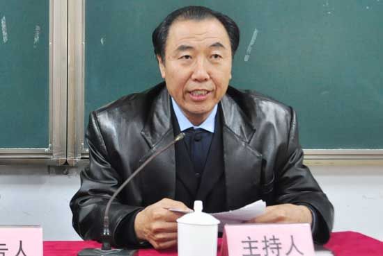 學院黨委副書記宋慶澤主持報告會