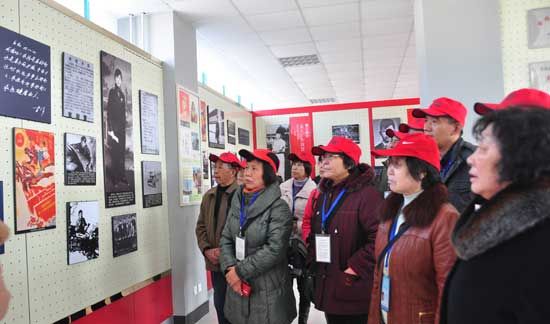 膠南市關工委文明巡訪團參觀雷鋒紀念館