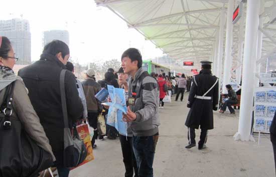 圖為我院志愿者為游客解說