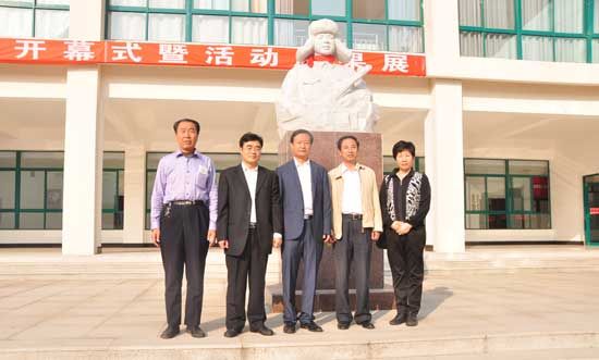 校領導與陳廣慶一行在雷鋒像前合影