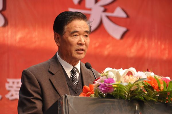黨委書記馮宜明主持大會