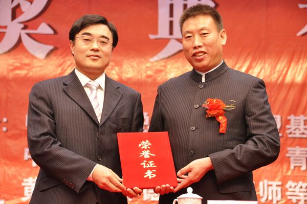 學院董事長劉常青頒發榮譽證書