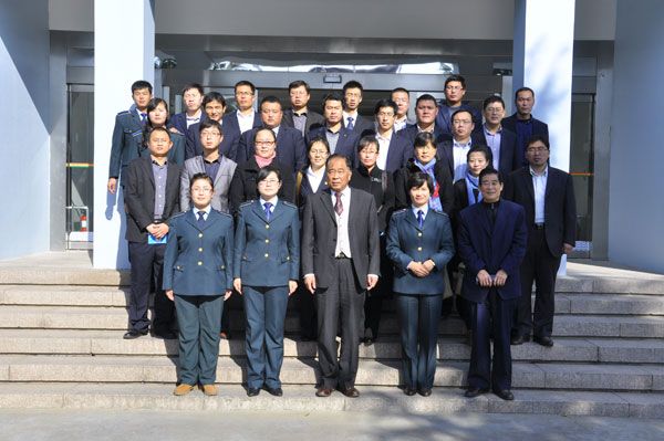 與三利集團領導及學院畢業生合影