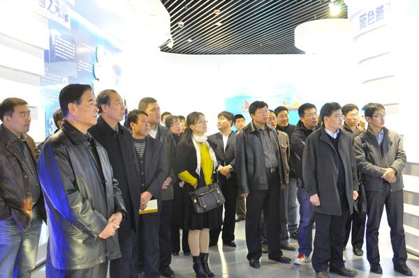 校黨委組織黨委成員和黨員干部參觀西海岸經濟新區展覽館影