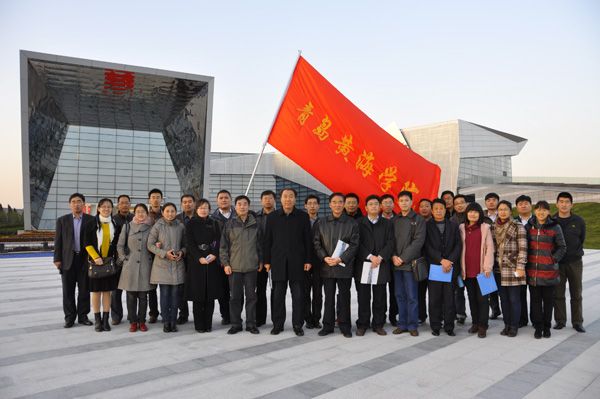 校黨委組織黨委成員和黨員干部參觀西海岸經濟新區展覽館后合影