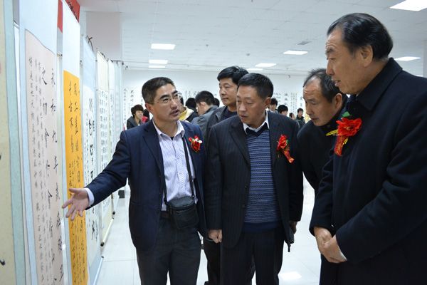 學院黨委副書記宋慶澤觀賞書畫展.jpg
