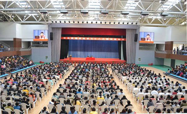 學習十八大精神報告會現場