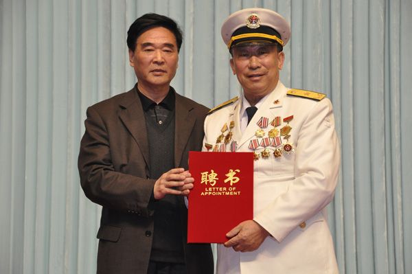 馮宜明書記為劉德全將軍頒發“客座教授”聘書