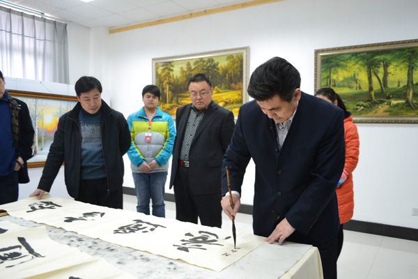 書法家們紛紛揮毫潑墨