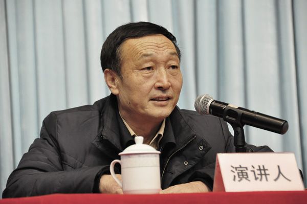 許振超在傳達“兩會”精神