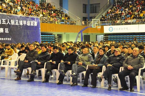 董事長劉常青等學院領導和師生代表在聽報告