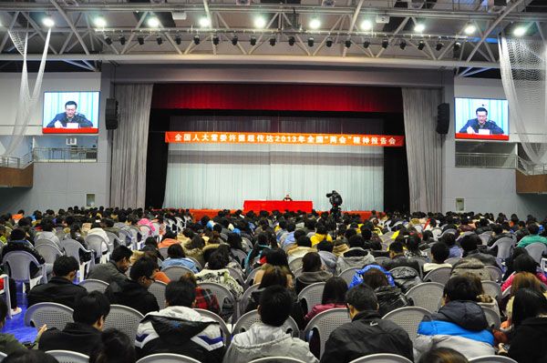 許振超在為黃海學院師生傳達“兩會”精神