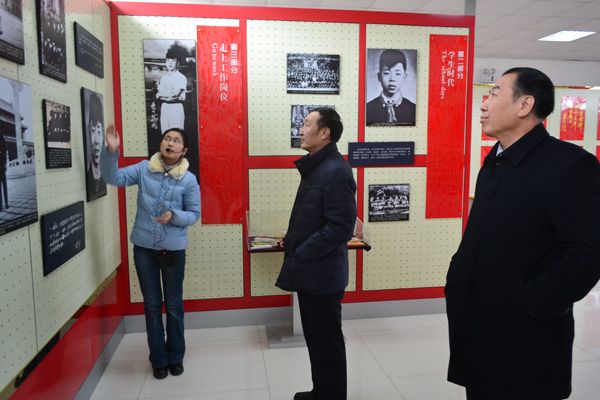 宋慶澤副書記陪同許振超參觀雷鋒紀念館
