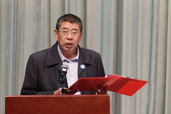 校黨委書記李清山宣讀通知