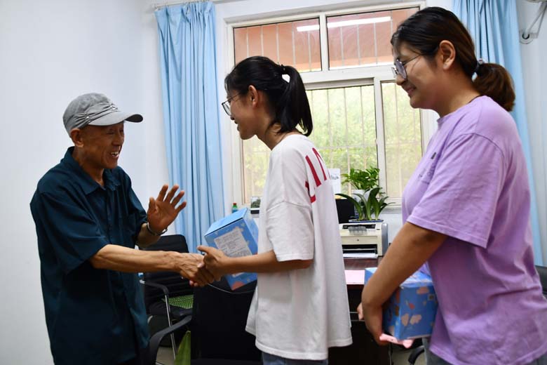 雨中的一抹晴天  7旬老人登門找尋做好事不留名的大學生