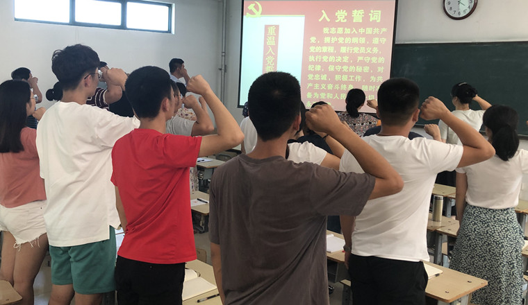 建筑工程學院組織“七一”重溫入黨誓詞活動