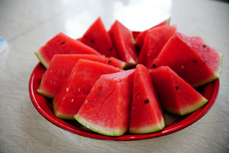 炎炎夏日送清涼，校工會慰問值班教職工