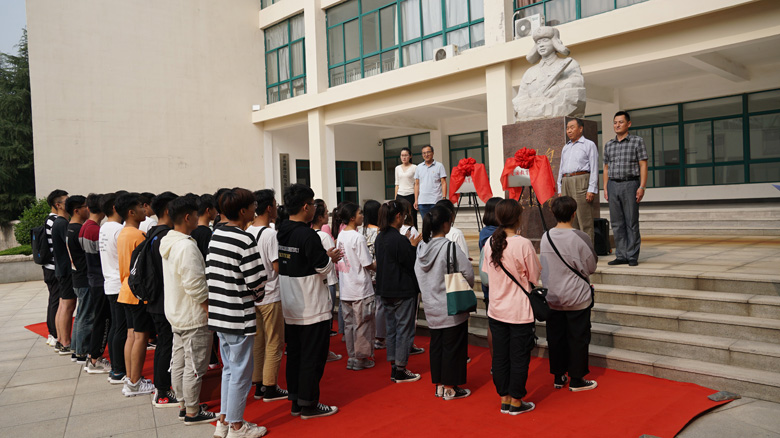 青島職業技術學院藝術學院在我校雷鋒紀念館舉行“愛國主義教育基地”和“革命紅色教育基地”揭牌儀式