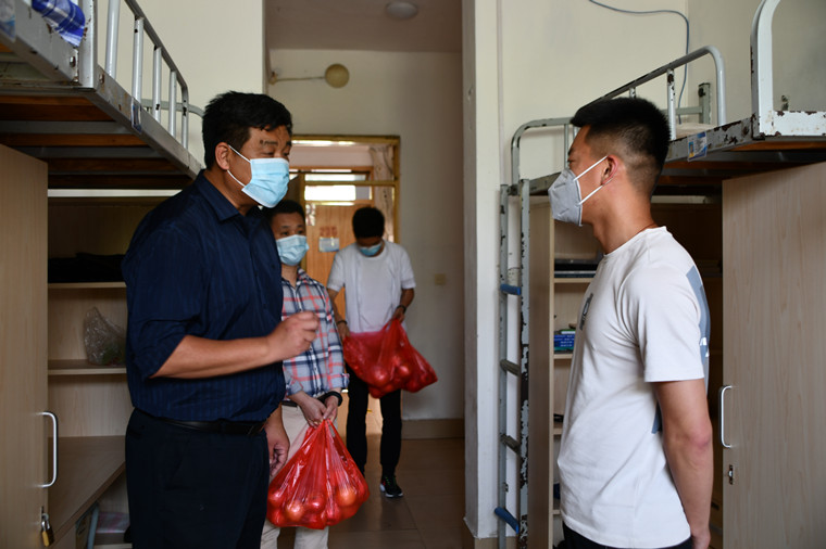 建筑工程學院領導及老師慰問返校學生