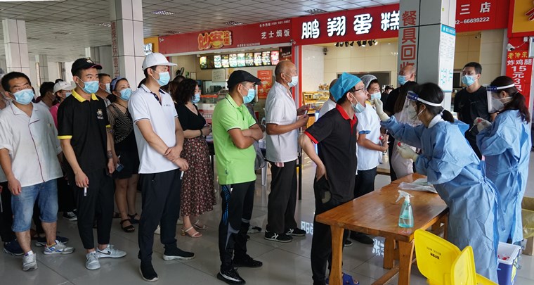 青島黃海學院組織餐飲從業人員進行核酸檢測