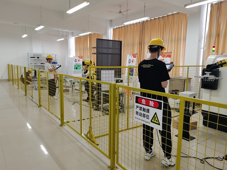 機械工程系2017級特色班機器人程序員考試在FANUC機器人實訓中心進行