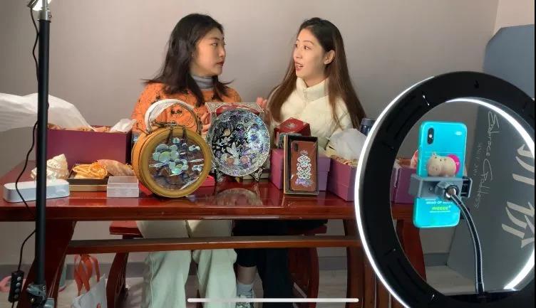 【半島都市報】“便宜！買它！”青島大學生化身主播帶貨，掀起校園直播嘉年華
