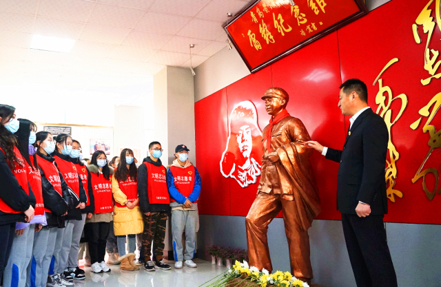  【中國教育報-中國教育新聞網】紀念雷鋒同志誕辰80周年 大學生向雷鋒雕塑像獻花追思
