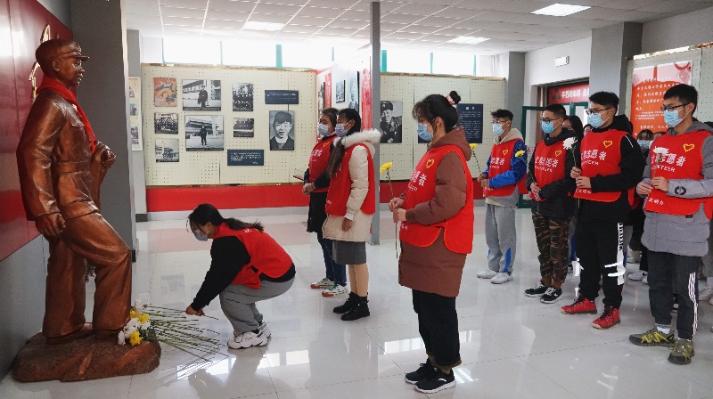 【齊魯晚報·齊魯壹點】紀念雷鋒誕辰80周年，青島黃海學院大學生志愿者向雷鋒獻花