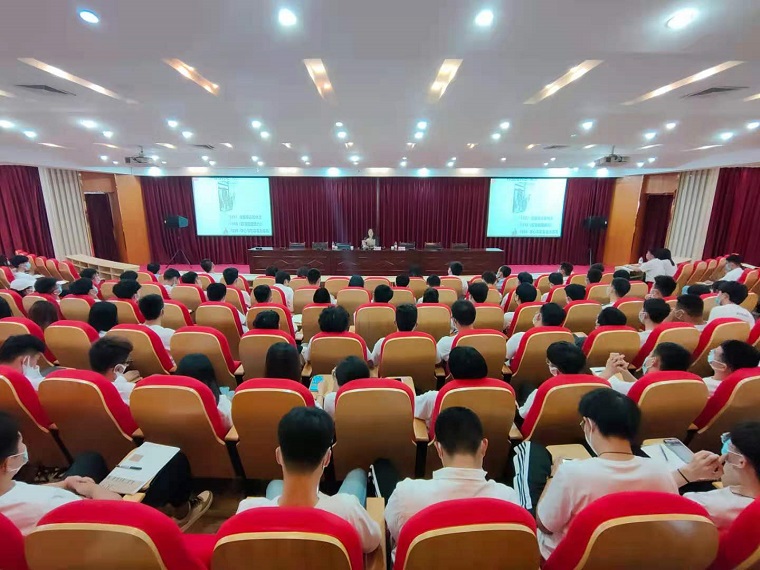 青島西海岸新區工委黨校教師王譽超為智能制造學院師生作《青島紅色記憶》報告
