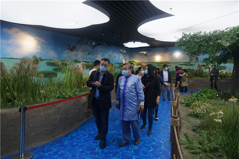 我校朝克吉勒圖教授參加“關注生態環境 共建美好家園”青島市少數民族代表調研環保工作活動