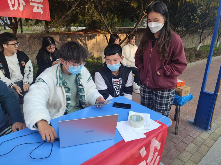 大數據學院舉行“計算機義診”活動