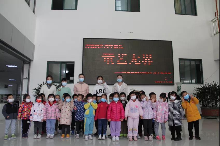 青島黃海學院附屬幼兒園小朋友參觀“童藝無界”美術作品展