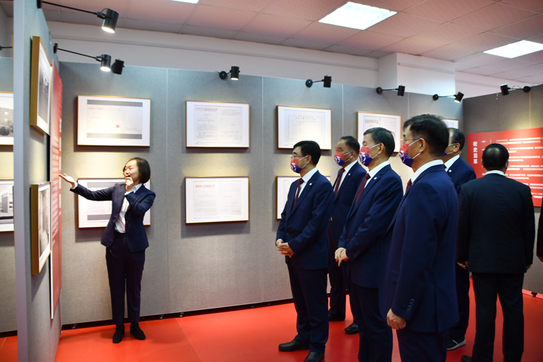 我校舉行“光影廿五載 啟航新時代”主題校史圖片展
