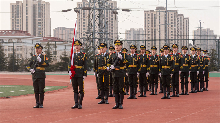 青島黃海學院新學期“開學第一課”，升國旗唱國歌