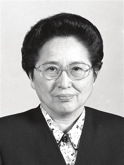 青島黃海學院師生沉痛悼念何魯麗同志