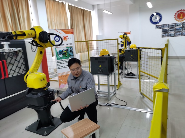 智能制造學院老師帶著機器人來直播了