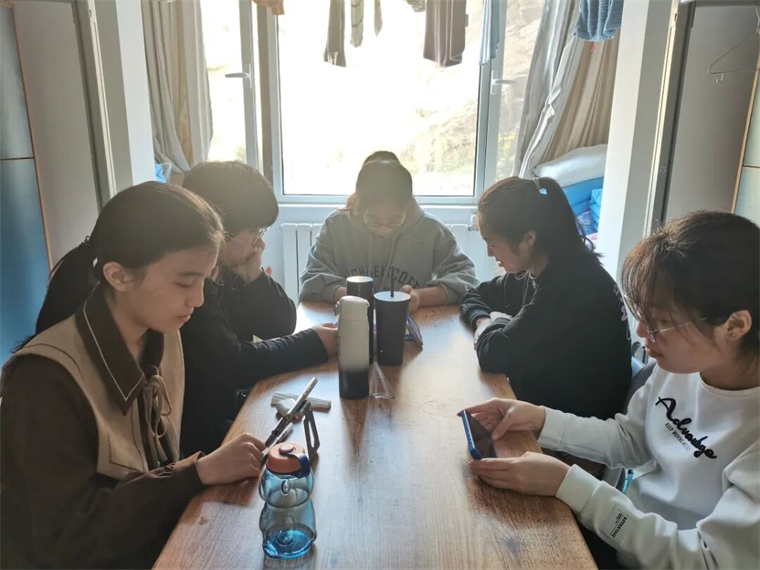 建筑工程學院組織學生觀看“榜樣的力量”線上直播