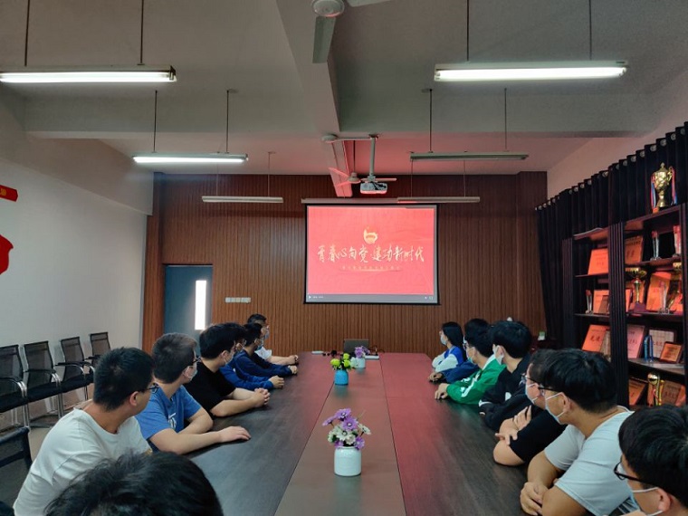 “青春心向黨，建功新時代”——智能制造學院學生黨支部觀看五四云歌會
