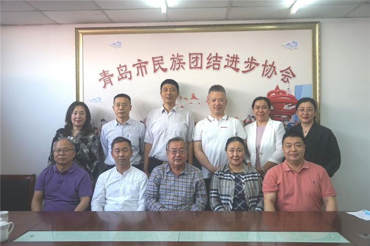 我校朝克吉勒圖教授在民族團結進步協會傳達黨中央、山東省委、青島市委民族工作會議精神