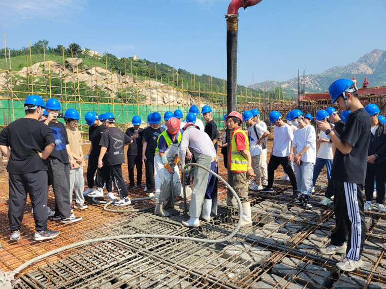 建筑工程學院組織2021級本科生深入工地現場進行觀摩學習