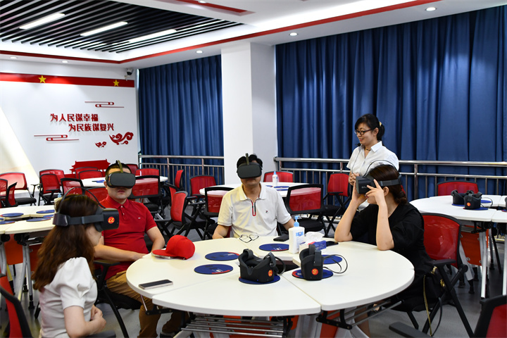 深圳來畫科技創始人一行來我校參觀交流