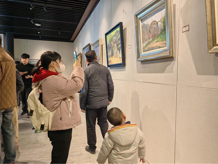 【央視新聞客戶端】“大河滔滔”黃河文化美術作品展在山東青島開幕