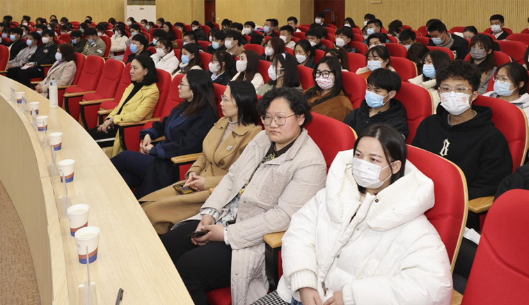 青島黃海學院開展“巾幗在行動 送法進校園”報告會——“我為同學送溫暖”主題活動