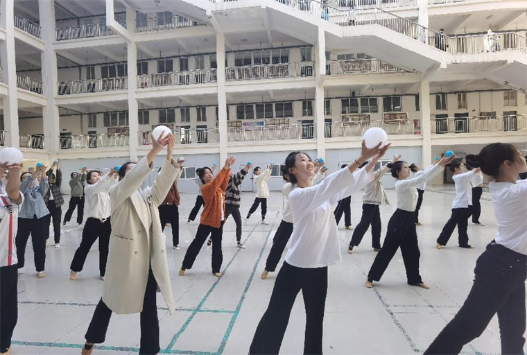 學前教育學院舞動青春，為十三屆民間藝術節開幕式做準備