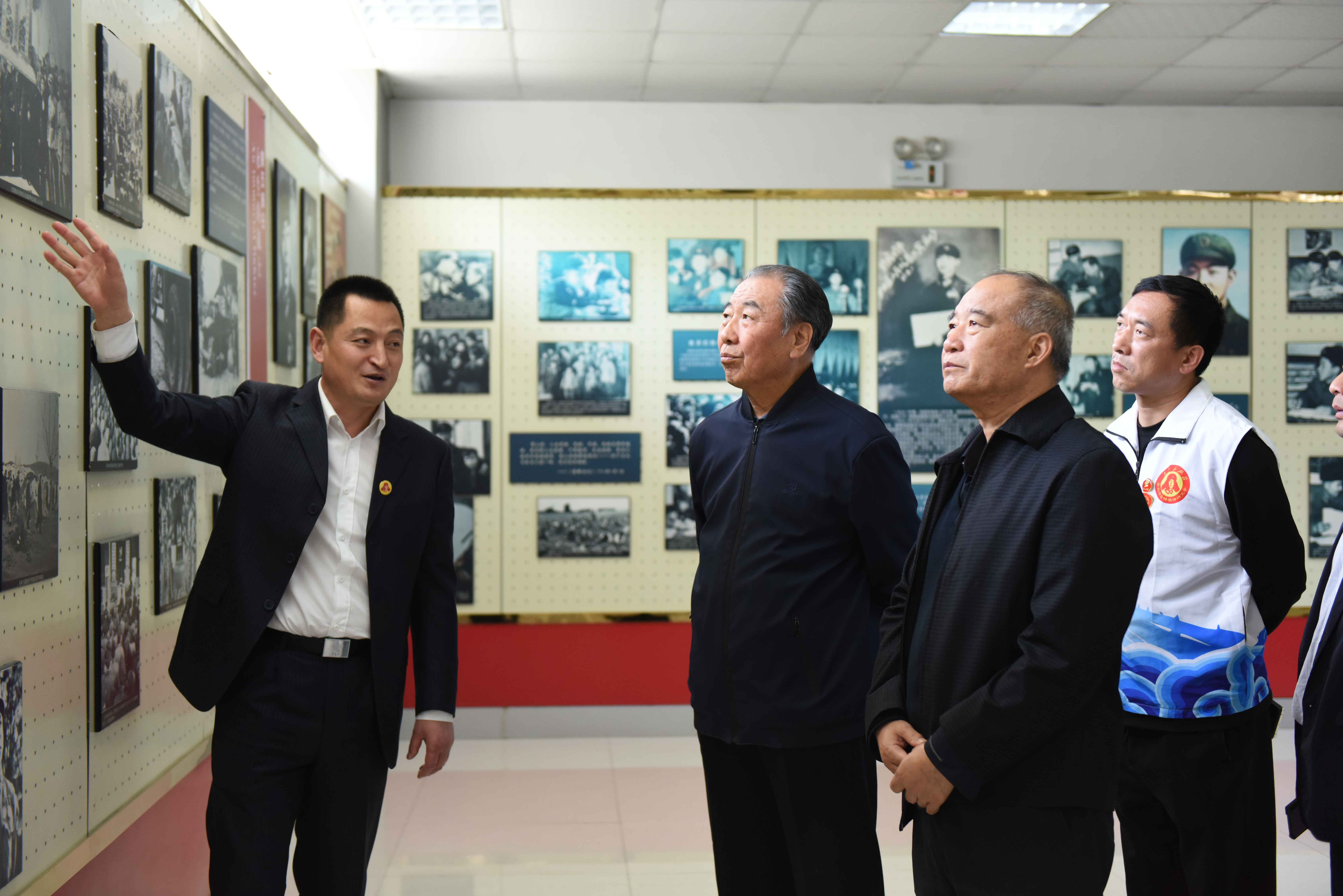青島市雷鋒精神研究會到我校參觀交流