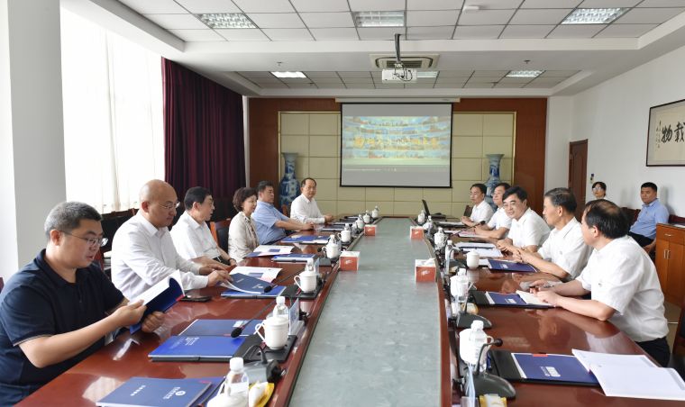 第十二屆全國政協副主席、中華同心溫暖工程基金會理事長馬培華一行來校調研指導工作