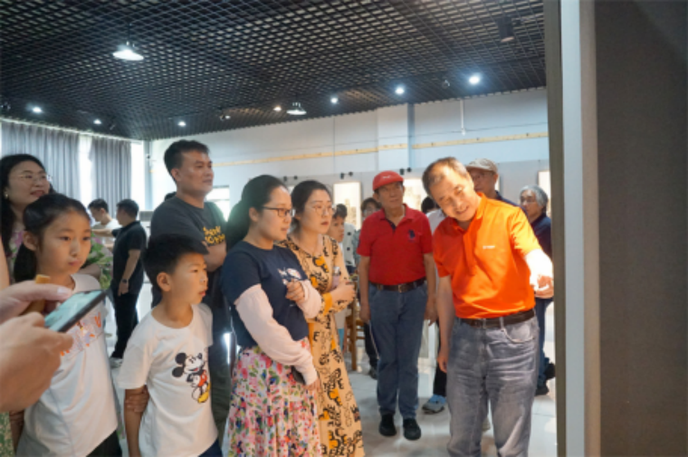 【新浪山東】青島黃海學院邀請中國美協理事開展“書畫進校園 翰墨潤心田”主題教育實踐活動